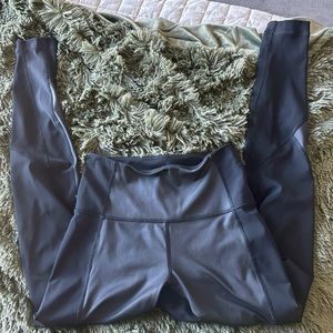 Lululemon 2 tone legging. Fits like an Align but not 100%. Size 6. Black